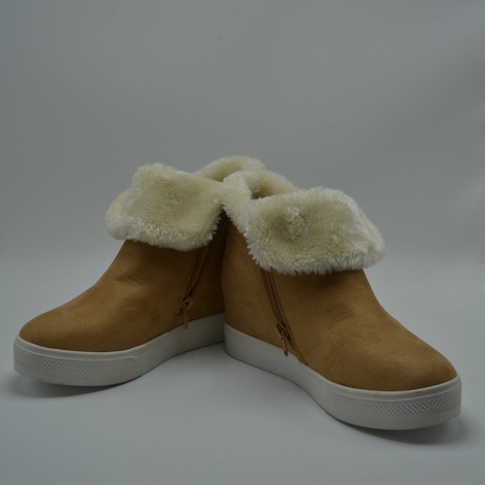 Rock & Candy Tan & White Suede Boots Size 8